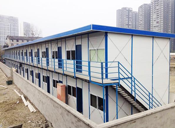 用彩鋼板搭建活動板房有什么優(yōu)勢？